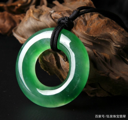 在翡翠市场中，“B货”翡翠不能买，那么它该如何鉴别呢？